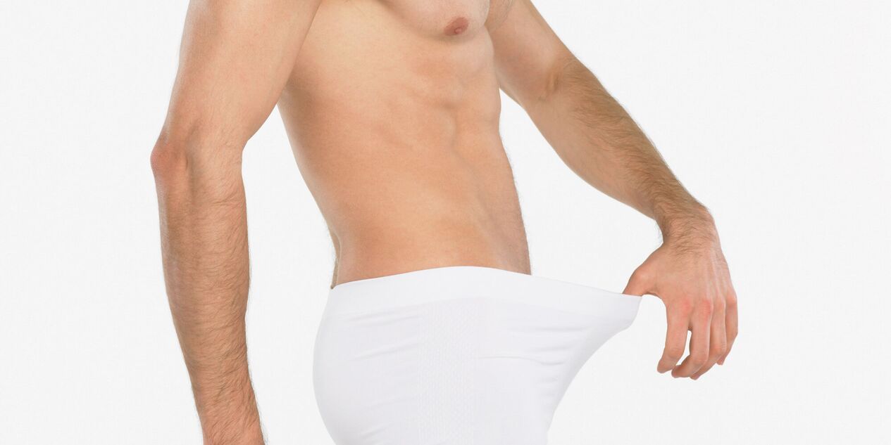 Ein Mann denkt an eine Zunahme des Penis mit Massage