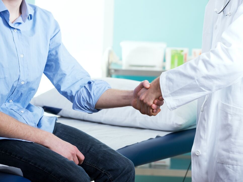 Ärzte genehmigen die Penisvergrößerung mit einer Vakuumpumpe und einem Kegel-Komplex